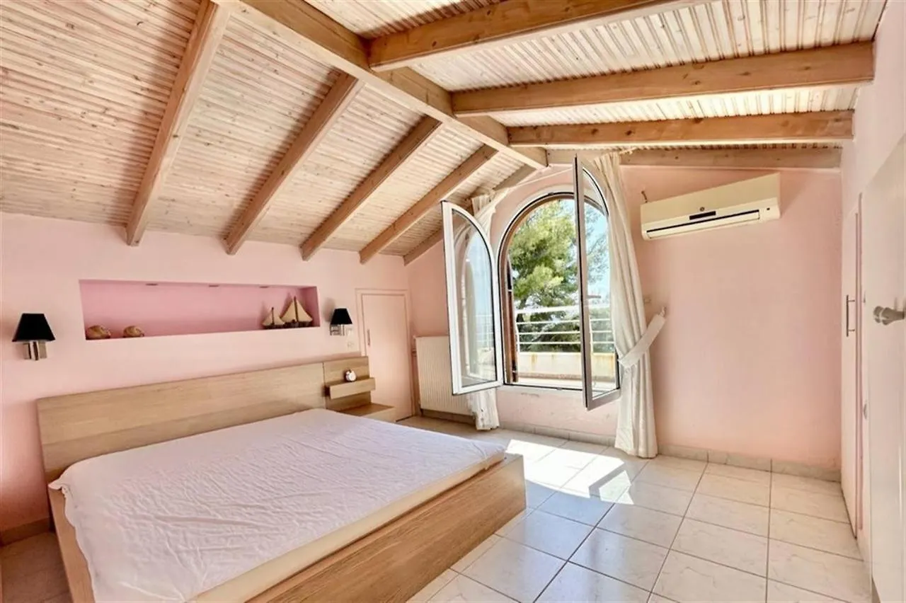 Toula Villa On The Beach Fourka 3 Bedrooms 7 Guests Skála Foúrkas